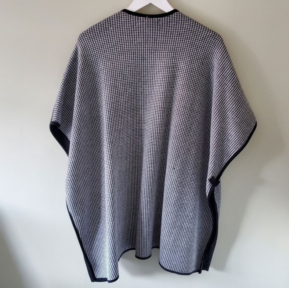 NWT BYLYSE M/L Old Money Quiet Luxury Timeless Preppy Houndstooth Knit Poncho - Picture 11 of 13